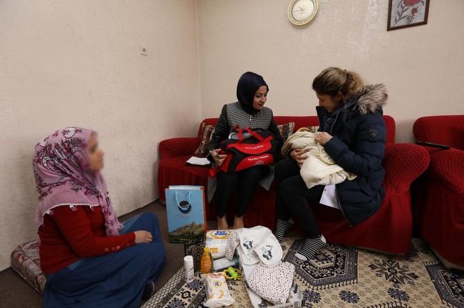 İpekyolu Belediyesi 60 yeni doğan bebek ziyaretinde bulundu