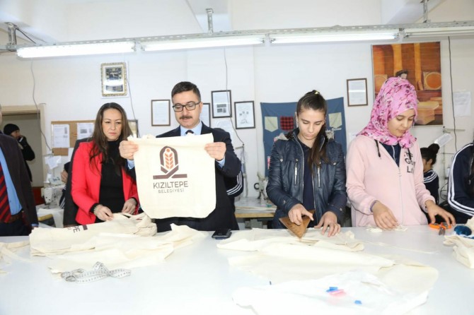 Öğrencilerin elinden pazar çantası