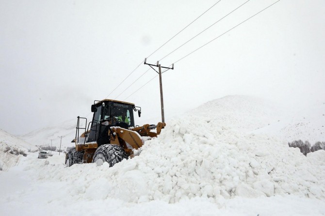 Van'da kapanan yolları açma çalışmaları sürüyor