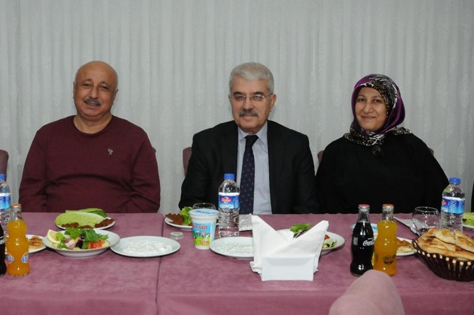 Üniversite öğretim görevlisine veda yemeği