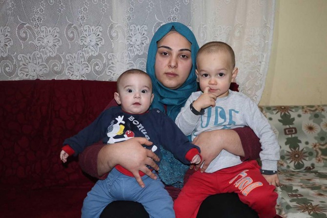 Ji ber ku zilamê wê hat girtin ew û 3 zarokên xwe bi tena serê xwe man