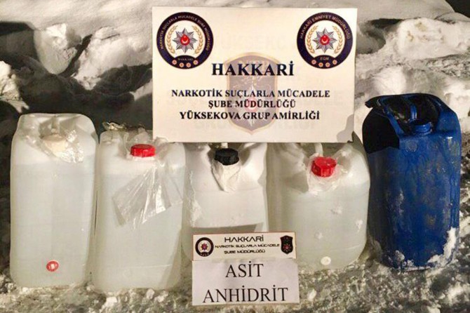 Yüksekova'da 102 litre asit anhidrit maddesi ele geçirildi