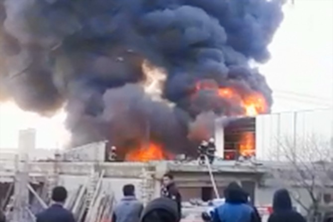 Gaziantep'te boya imalathanesinde yangın: 2'i ağır 5 yaralı