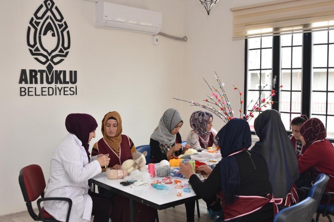 Meslek öğrenip aile bütçesine katkıda bulunuyorlar