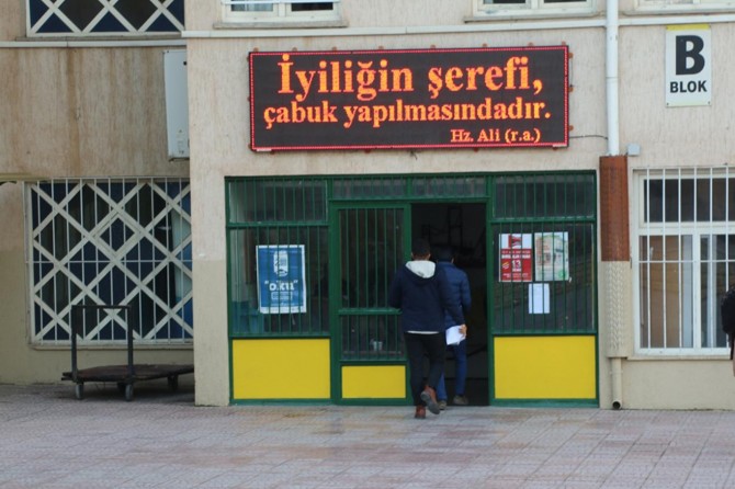 Üşüyen öğrenciler bahçede beklemeden soluğu salonda aldı