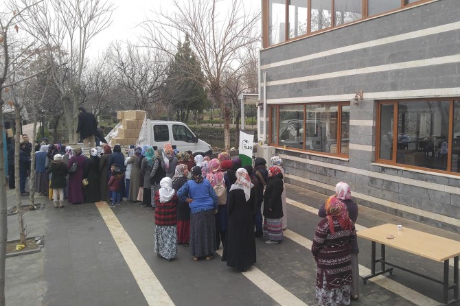 Diyarbakır'da ihtiyaç sahibi ailelere bin 200 gıda kolisi dağıtıldı
