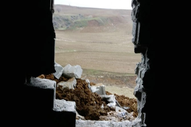 Kozluk'ta hırsızlar ahırın duvarını kırıp hayvanları çaldılar