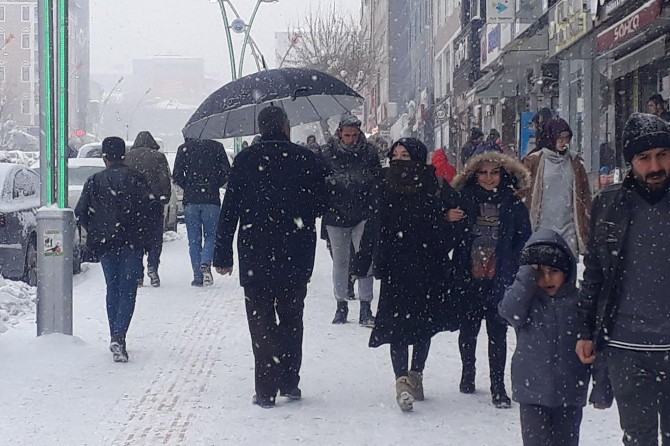 ​Muşlular yoğun kar yağışını bereket olarak yorumluyor