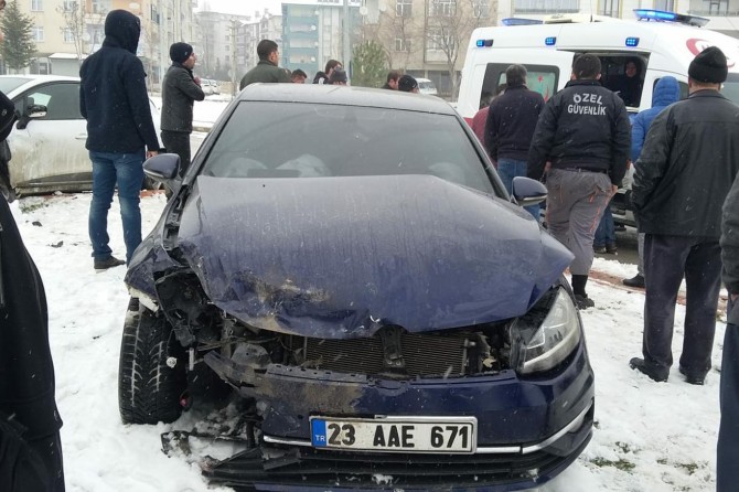 Elazığ'da otomobiller kavşakta çarpıştı: 2 yaralı