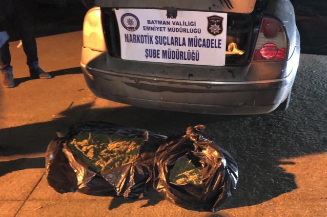 Terk edilmiş araçtan uyuşturucu çıktı