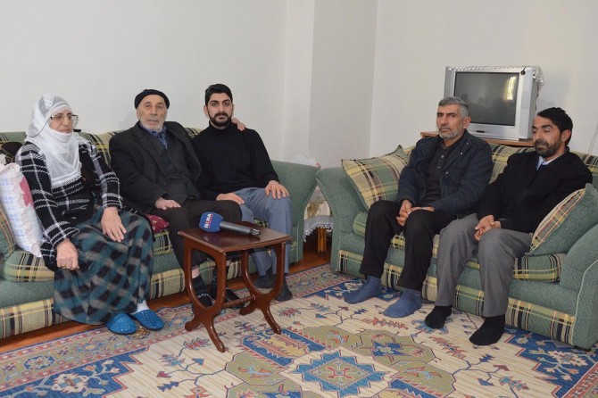 Bavê mehkûmê Yûsifî: “Di sînga lawê min de cixare tefandibûn”