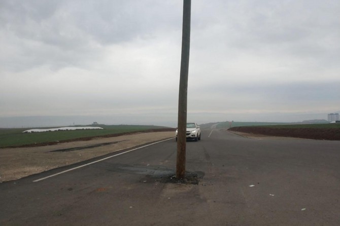 Batman’da yolun ortasındaki direk kazaya davetiye çıkarıyor