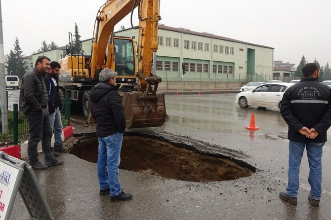Siirt'te ana yolda göçük meydana geldi
