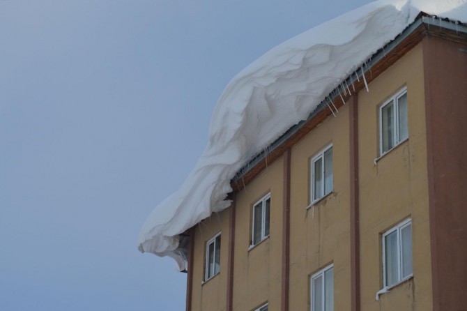 Tatvan'da çatıdan düşen kar kütlesi can aldı