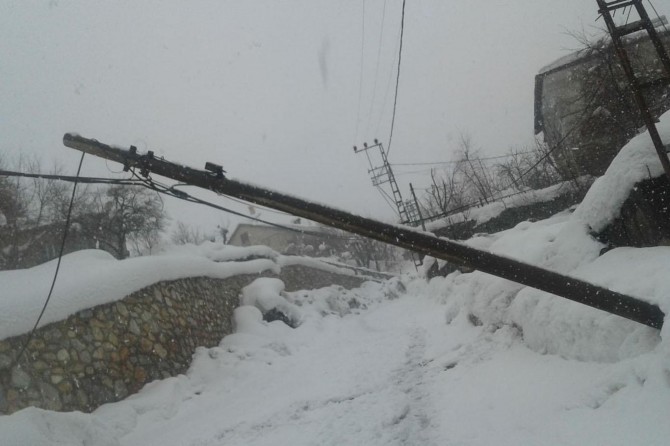 ​Bitlis'te kırılan telefon direği tehlike oluşturuyor