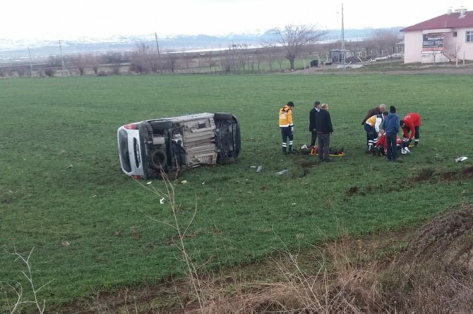 Elazığ'da kontrolden çıkan otomobil tarlaya girdi: 4 yaralı