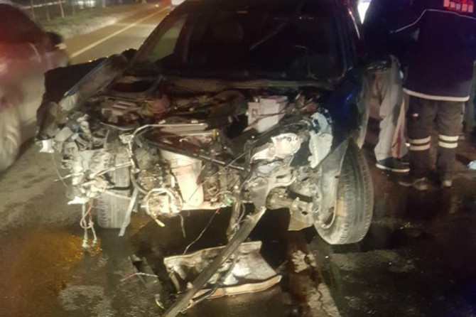 Batman’da otomobil karşı şeride geçip tankere çarptı: 3 yaralı