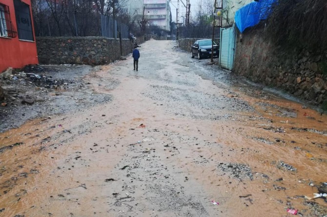 Vatandaşlardan bozuk yol tepkisi: Kozluk bu kadar mı sahipsiz?