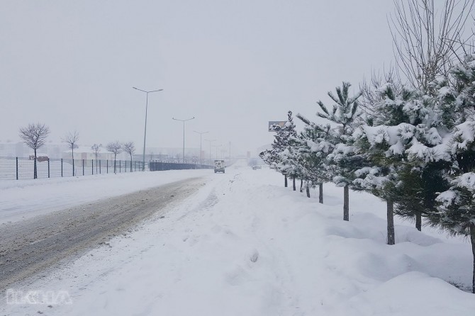 Snowfall blocks Bingöl-Erzurum highway in Turkiye