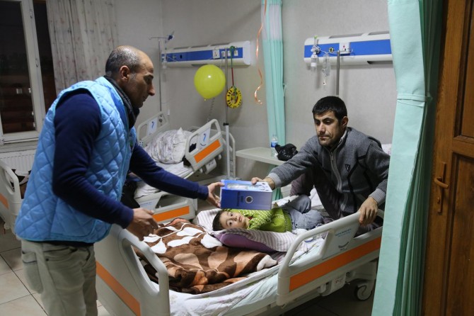 Hastalara "Geçmiş Olsun Paketi" dağıtımı devam ediyor