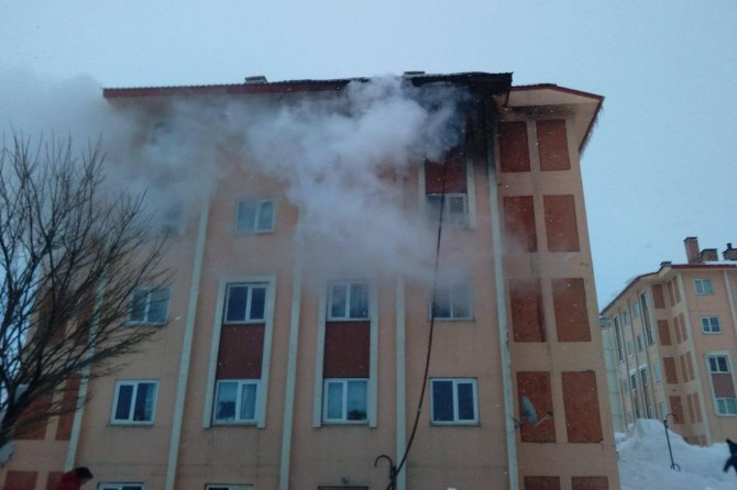 Yangın bina sakinlerine korku dolu anlar yaşattı