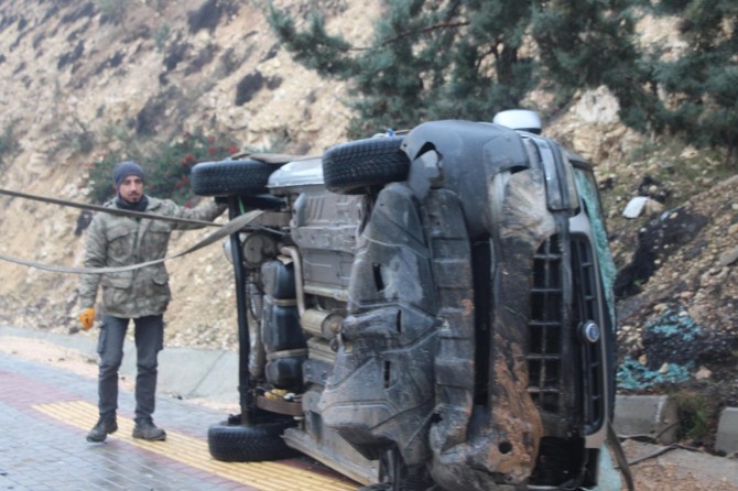 Gaziantep'te kayganlaşan yol kazaya neden oldu: 4 yaralı