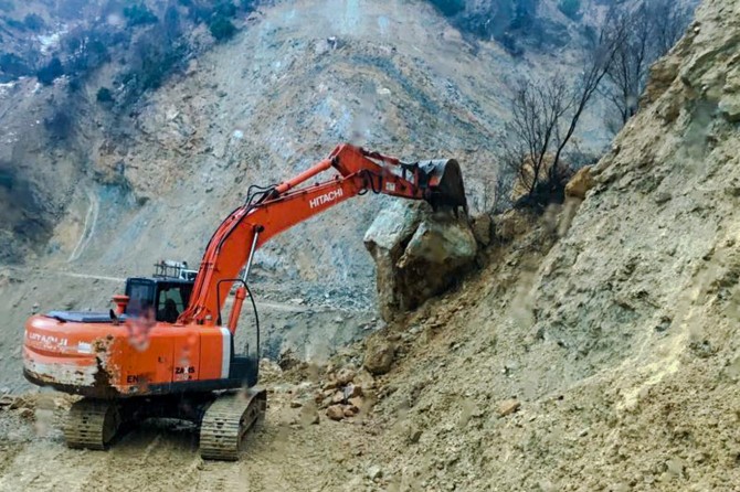 Kozluk'ta heyelan nedeniyle kapanan yollar açıldı