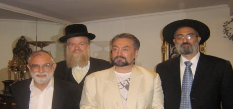 Adnan Oktar kimin tarafında yer alıyor?