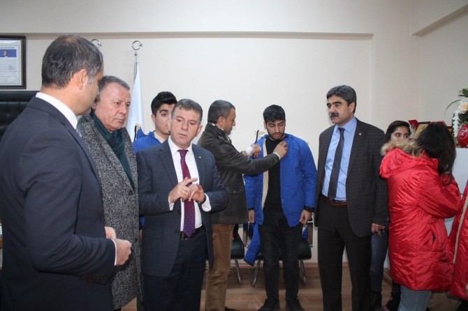 Batman’da bin öğrenciye mont yardımı yapıldı