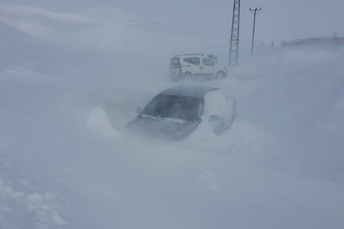 Bingöl ve Elazığ’da yüzlerce köy yolu ulaşıma kapandı