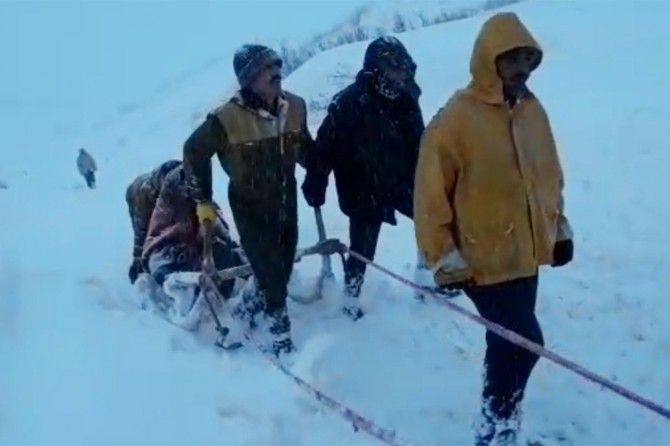 ​Bingöl’de hasta kadın 6 saatlik çalışmayla hastaneye ulaştırıldı