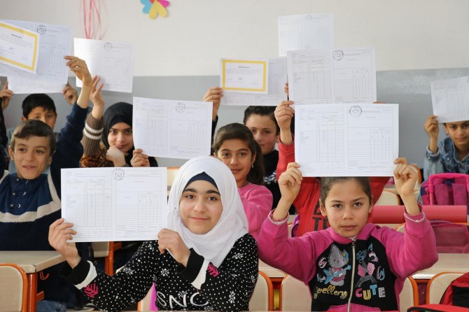 Savaş mağduru öğrencilerin karne sevinci