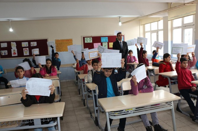 Mardin'de 250 bin öğrenci karne heyecanı yaşadı