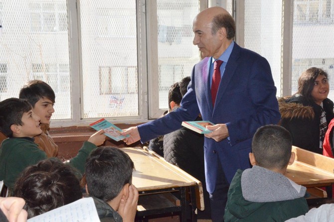 Diyarbakır'da öğrencilere karne hediyesi olarak kitap verildi