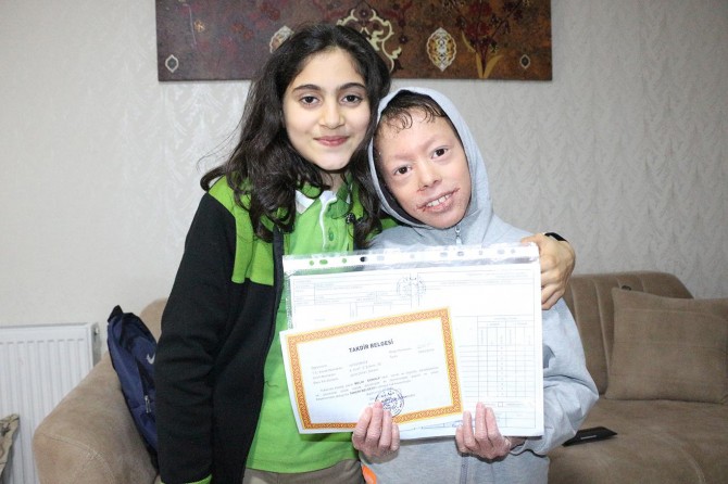 ​Balık pulu hastası Melih karne heyecanını evinde yaşadı