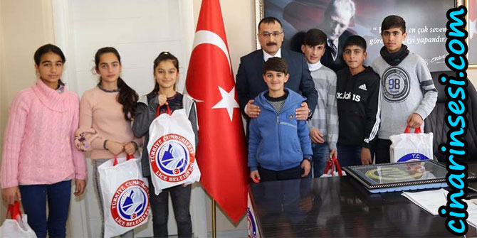Kaymakam Çelik, okul sporlarında başarı gösteren öğrencileri kabul etti