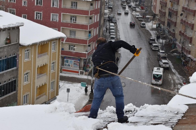 Ekmeğini çatıdan temizledikleri kardan çıkarıyorlar