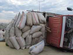 Saman Yüklü Kamyon Devrildi