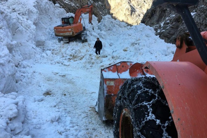 Kozluk'ta çığ düşmesi sonucu kapanan yol açıldı