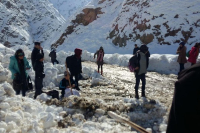Onlarca öğrenci ve velinin tehlikeli yolculuğu