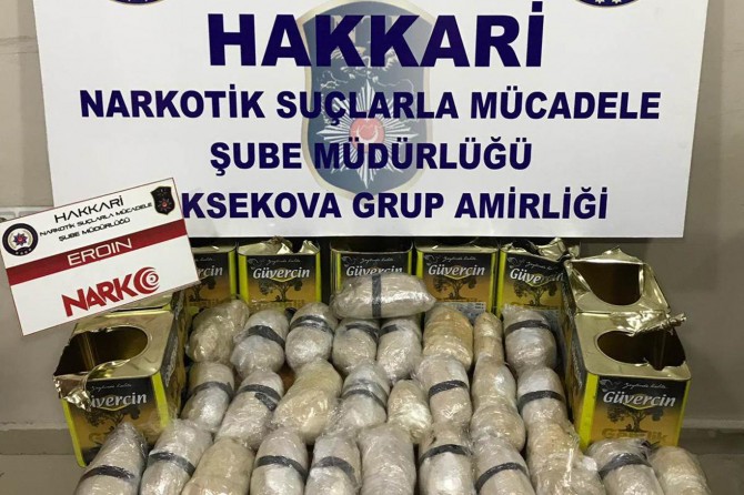 Yüksekova'da zeytin tenekelerine gizlenmiş eroin ele geçirildi