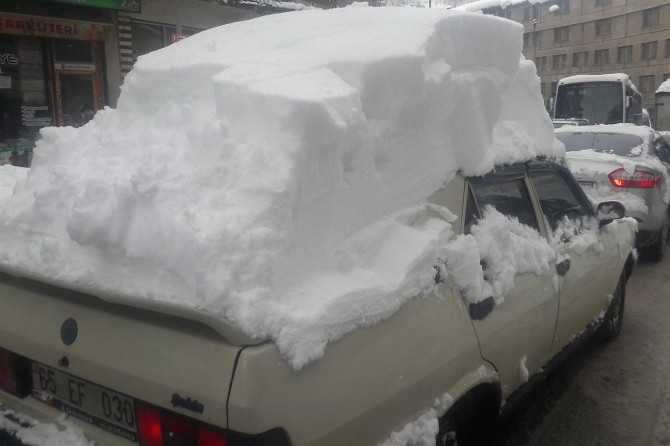 ​Bitlis'te üzerindeki kar kütlesiyle trafiğe çıkan araç ilgi odağı oldu