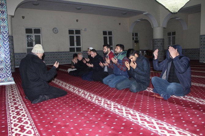 Sabah namazlarıyla dirilen gençlik ümmeti şahlandıracaktır