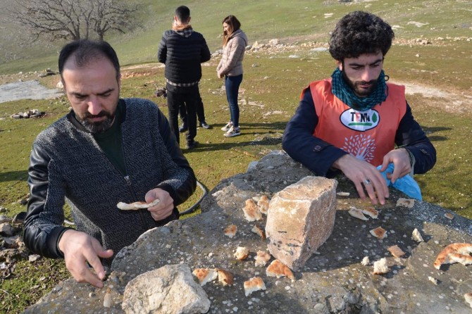 Batman'da çöpe atılacak gıdalar yabani hayvanlar için doğaya bırakıldı