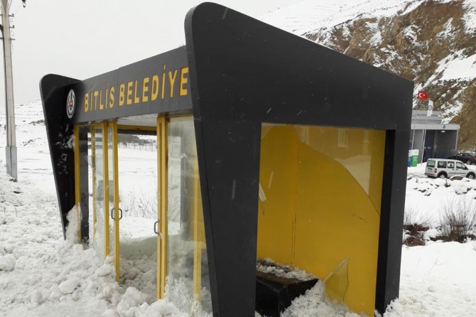 Bitlis’te yüksek meblağlarla yapılan klimalı duraklar tahrip edildi