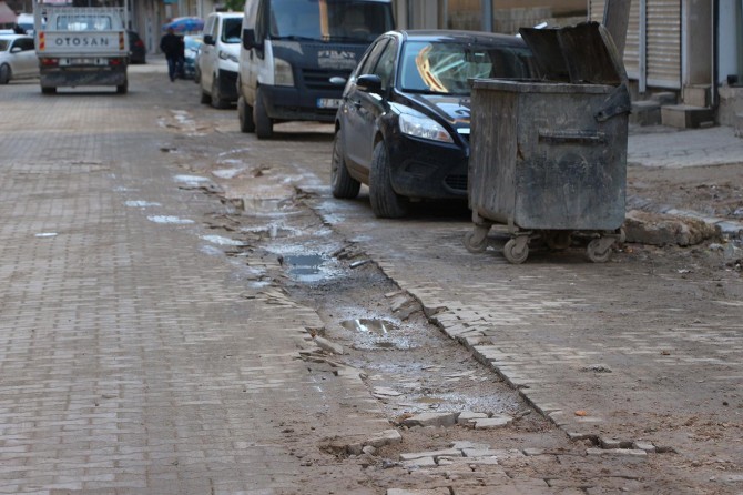 Kızıltepe'de bozdurulup yapılmayan yollarının onarılmasını istiyorlar