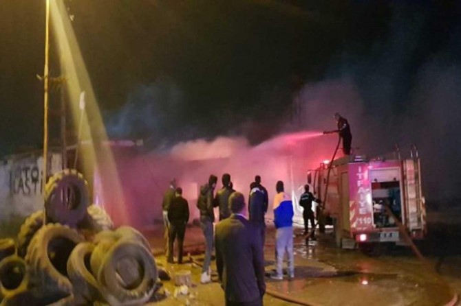 Viranşehir'de oto lastik dükkânında yangın çıktı