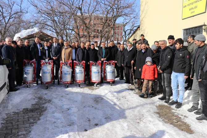 Bingöl'de hayvan yetiştiricilerine süt sağım makinesi dağıtıldı