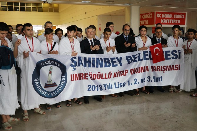 Gaziantep’te öğrenciler umreye dualarla uğurlandı