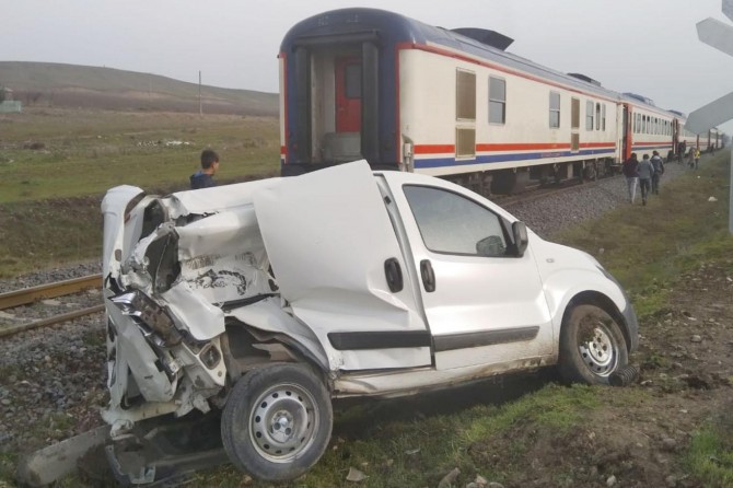 Diyarbakır'da trenin çarptığı araç kullanılamaz hale geldi